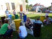 Společné odpoledne rodičů a dětí - natírání popelnic